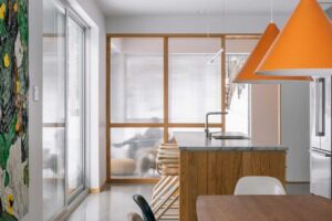 Jídelní část spojuje moderní design s uklidňujícím výhledem na zimní les a vytváří prostor s osobností.