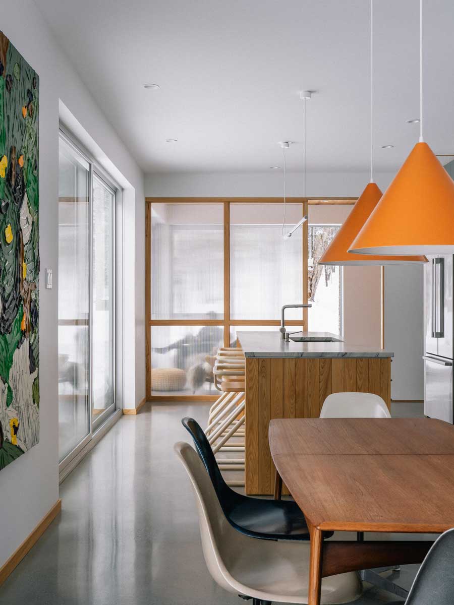 Jídelní část spojuje moderní design s uklidňujícím výhledem na zimní les a vytváří prostor s osobností.