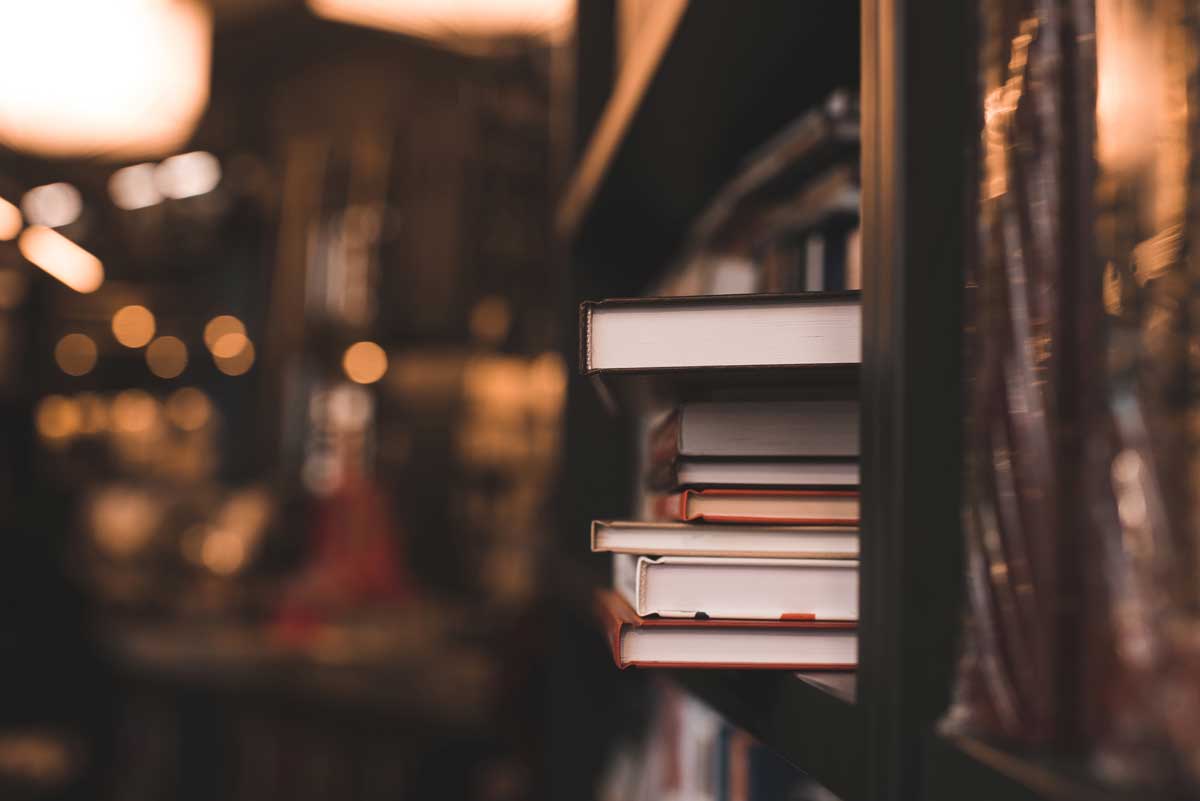 Komín stylových knih v útulném prostoru připomíná, že dobré tituly jsou zároveň dekorací