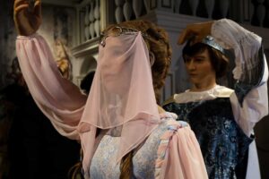 Detail historických kostýmů princezny z pohádky Tři oříšky pro Popelku