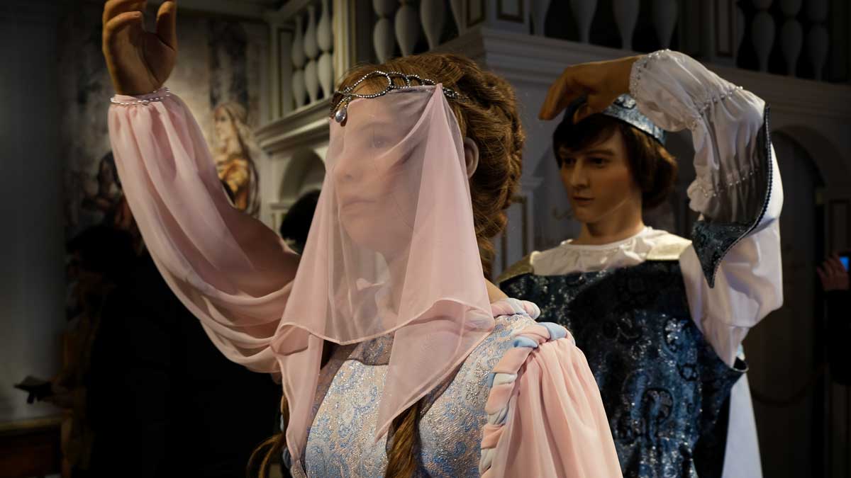 Detail historických kostýmů princezny z pohádky Tři oříšky pro Popelku