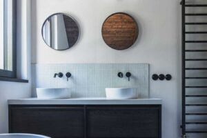 Moderní koupelna s vanou, dřevěnými prvky a čistými liniemi v horské chalupě