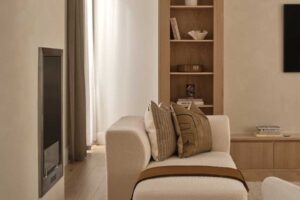 Moderní krb zapuštěný do stěny s jemně zakřiveným tvarem