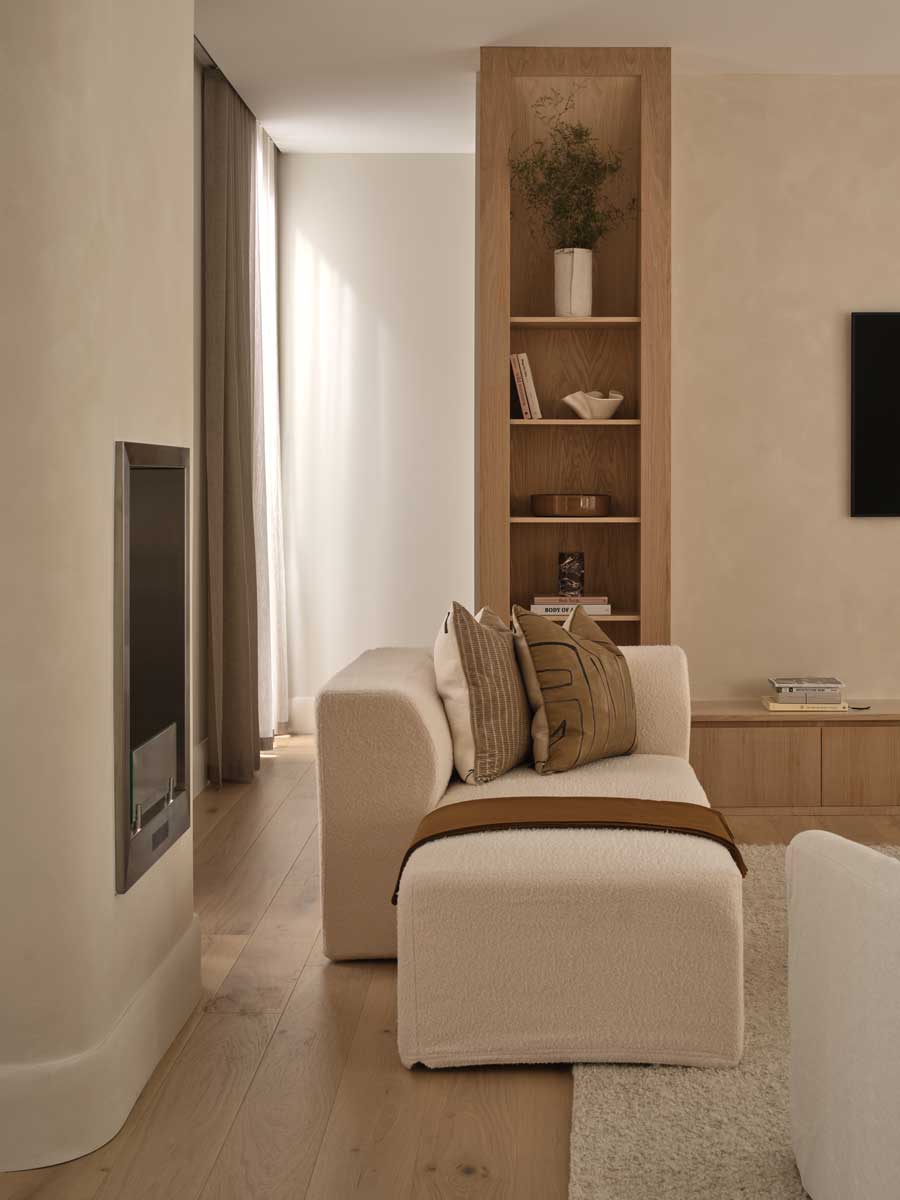 Moderní krb zapuštěný do stěny s jemně zakřiveným tvarem