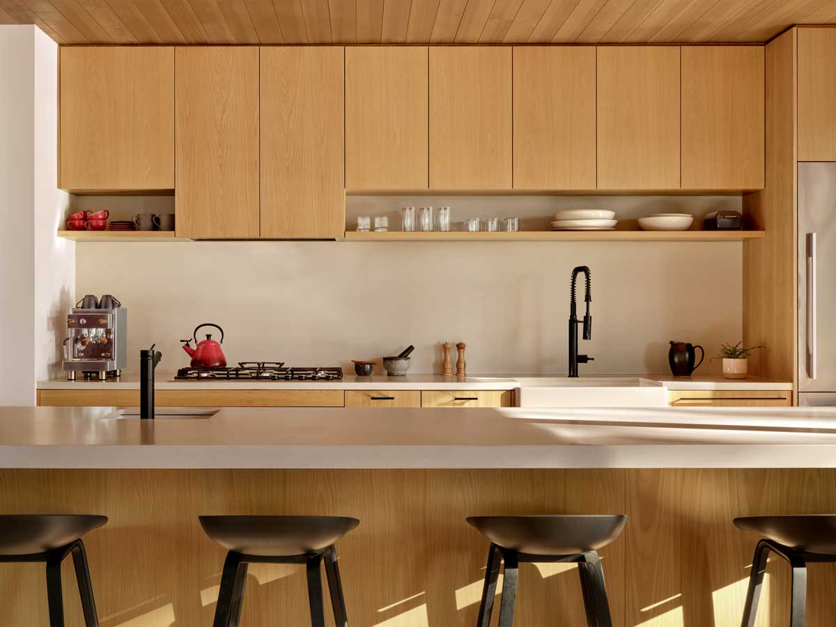 Minimalistická kuchyň z dubového dřeva s kamennou pracovní deskou