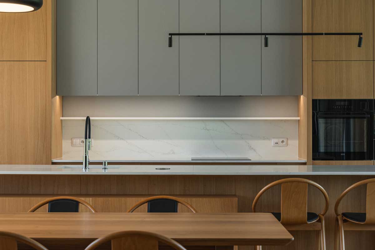 Kuchyňská linka z dubového dřeva s jednoduchými liniemi a integrovanými spotřebiči