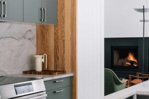 Detail kuchyňské linky s mramorovou deskou a dřevěnými akcenty působí harmonicky.