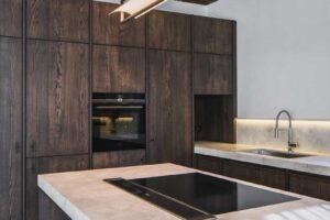 Kuchyňský ostrůvek s varnou deskou a masivní pracovní deskou z kamene