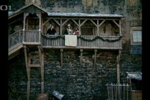 Dřevěné filmové kulisy statku postavené na nádvoří hradu Švihov