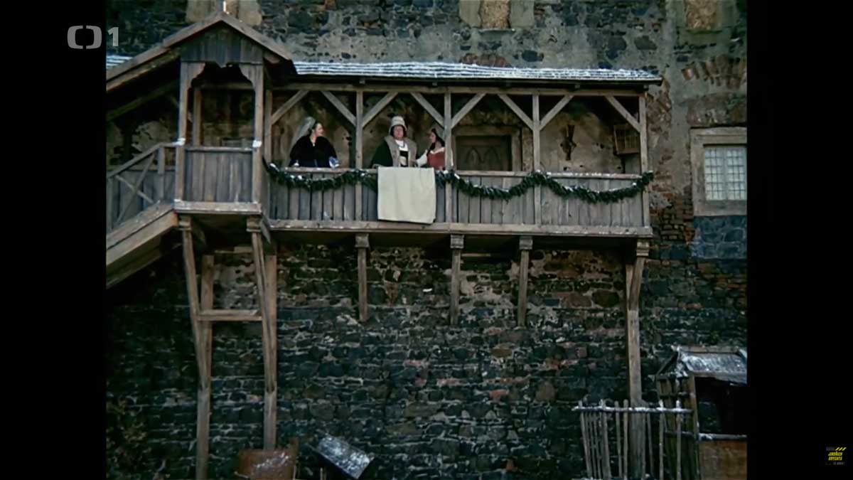 Dřevěné filmové kulisy statku postavené na nádvoří hradu Švihov