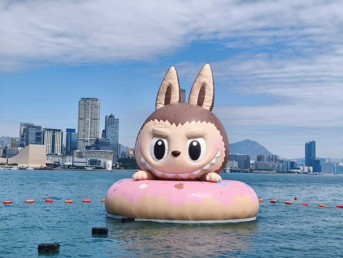 Gigantická nafukovací figurka Labubu plovoucí v hongkongském přístavu.