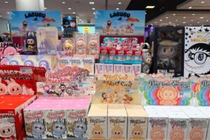 Regály plné blind boxů a figurek Labubu v prodejně s barevnými obaly.