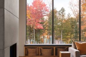 Vestavěná lavice pod oknem s výhledem do lesa