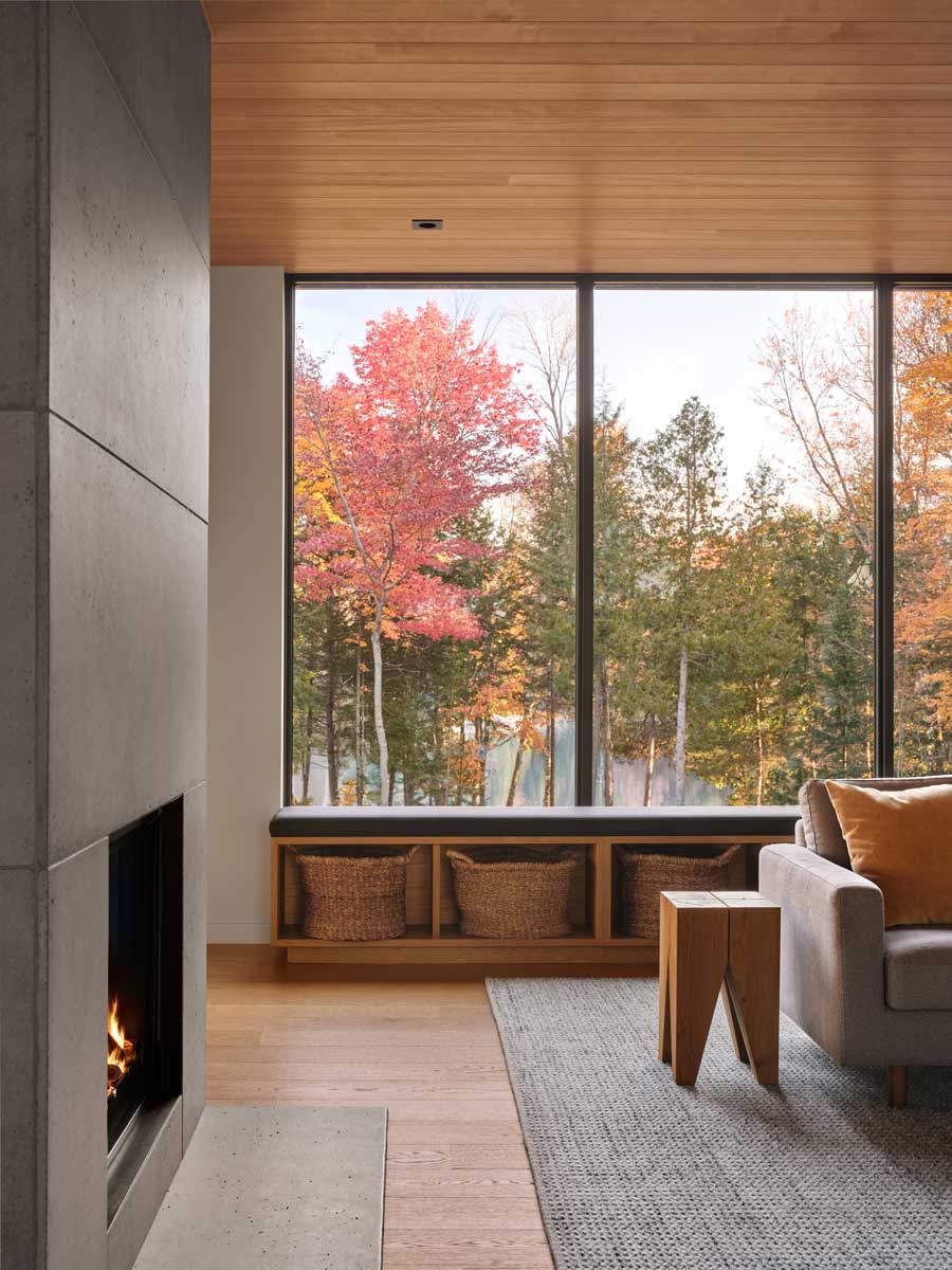 Vestavěná lavice pod oknem s výhledem do lesa