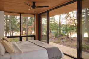 Ložnice s celoprosklenou stěnou a vstupem na terasu