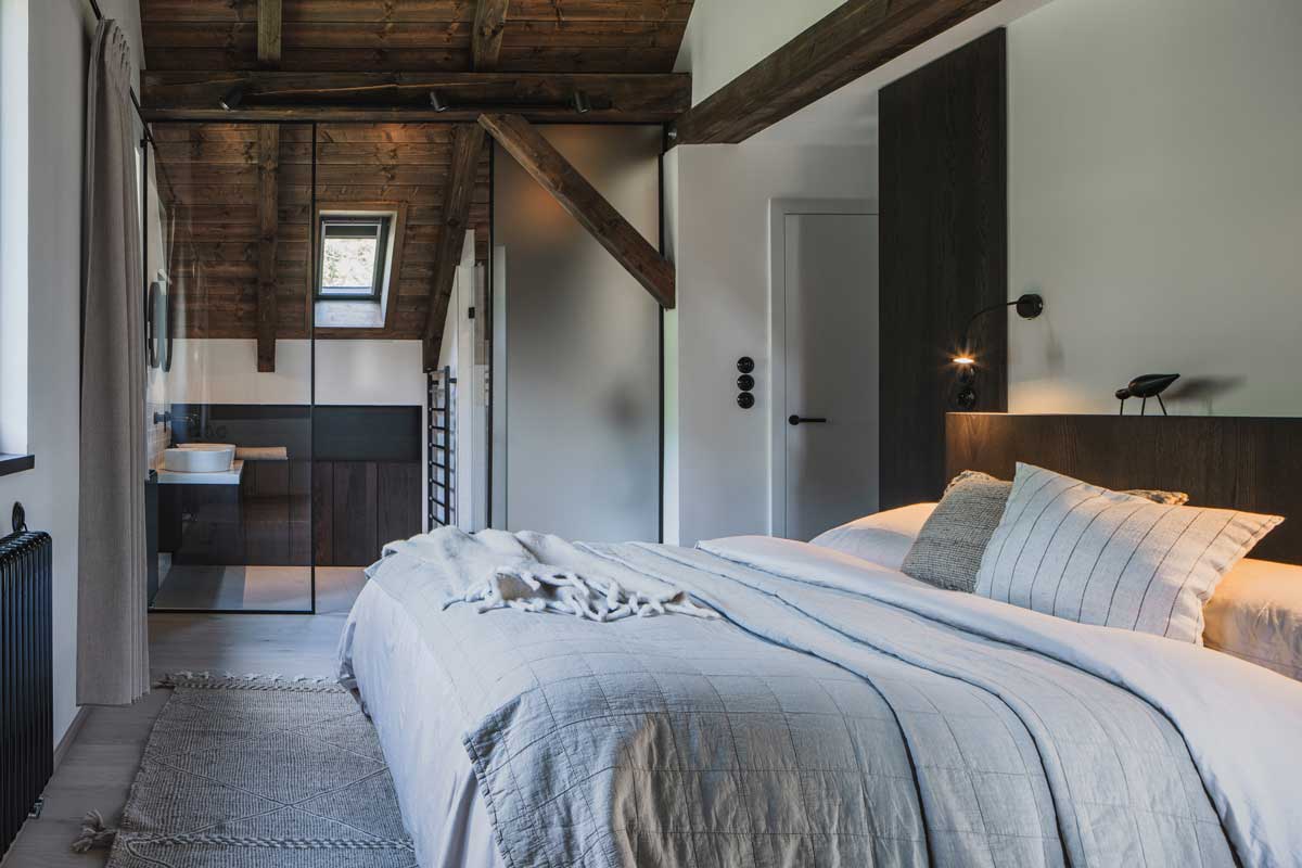 Ložnice s vlastní koupelnou propojená sklem a dřevěnými prvky