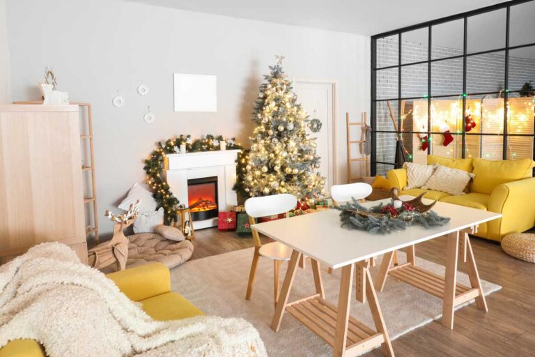 Vánočně vyzdobený malý byt s důrazem na světla a útulnou atmosféru.