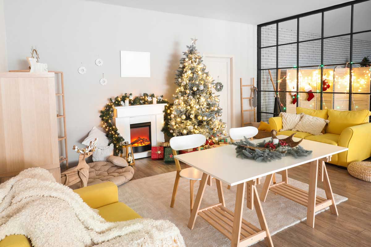 Vánočně vyzdobený malý byt s důrazem na světla a útulnou atmosféru.
