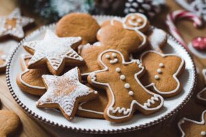 Talíř měkkých perníčků zdobených bílou polevou, připravených k podávání o Vánocích.