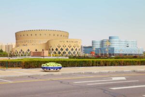 Moderní kulturní budova v čínském Ordosu, jednom z nejznámějších měst duchů.