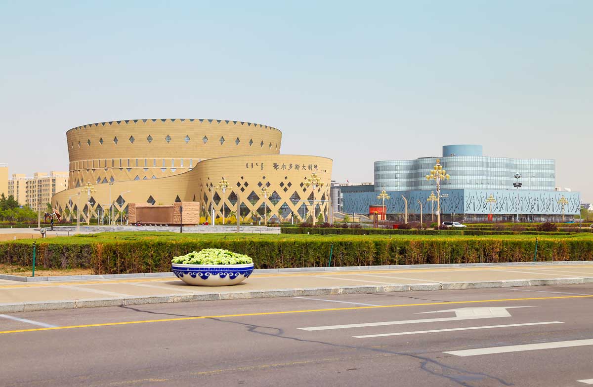Moderní kulturní budova v čínském Ordosu, jednom z nejznámějších měst duchů.