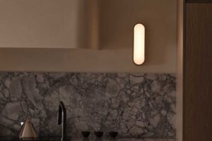 Mramorové umyvadlo s černou baterií v minimalistické koupelně