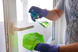 mytí klik od dveří