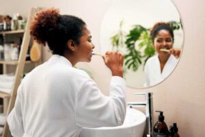 Otevřené dveře koupelny po sprchování jako způsob zvlhčení vzduchu v bytě