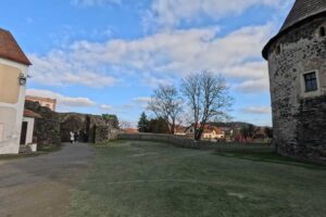 Hradní nádvoří Švihova, kde se natáčely úvodní a závěrečné scény filmu