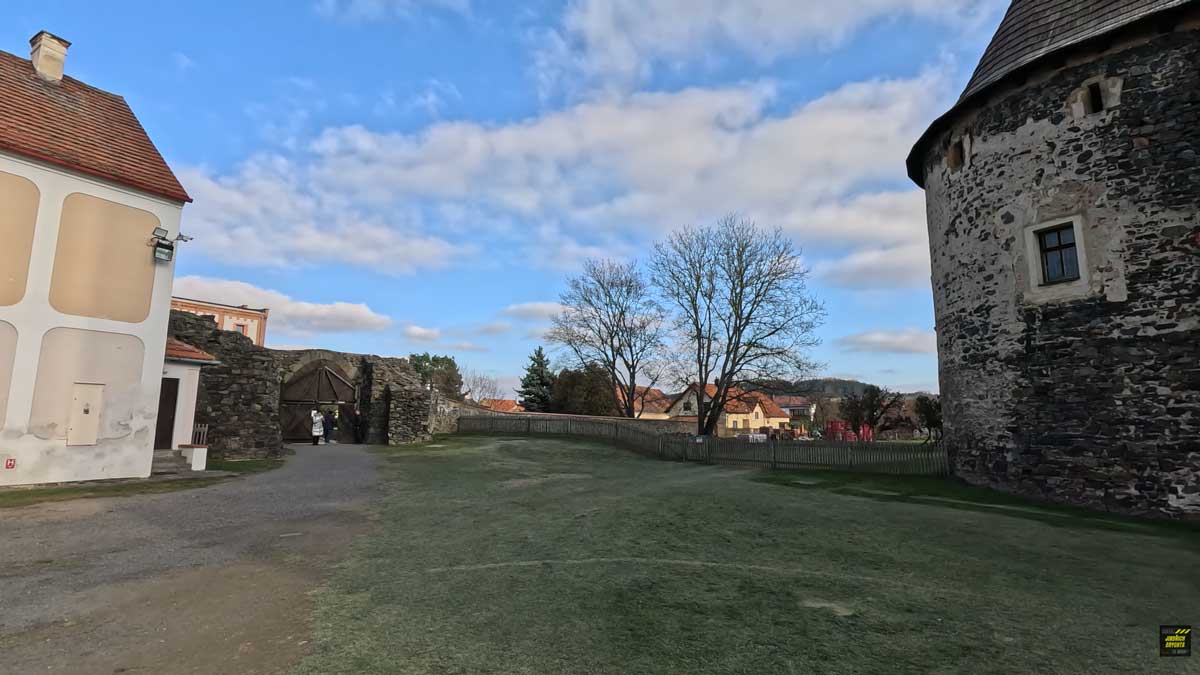 Hradní nádvoří Švihova, kde se natáčely úvodní a závěrečné scény filmu