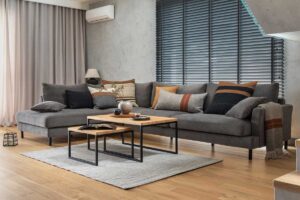 Moderní obývák s velkou sedačkou a dostatkem místa pro hosty – perfektní volba pro extroverty.