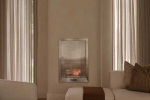 Detail moderního krbu se zaoblenou stěnou v minimalistickém obývacím prostoru