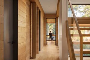 Pohled z chodby do pracovního kouta s výhledem do lesa