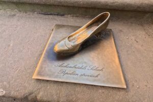 Pamětní plastika Popelčina střevíčku