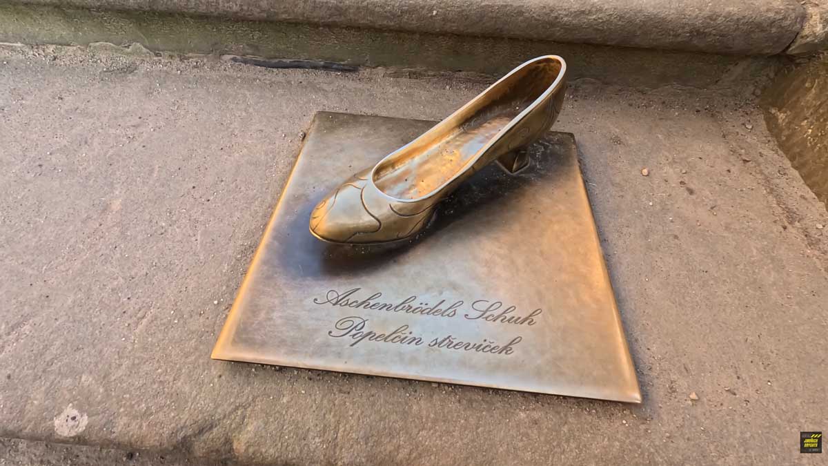 Pamětní plastika Popelčina střevíčku