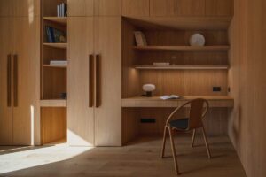 Klidný kout na soustředění schovaný v dubové stěně bez zbytečného ruchu kolem.