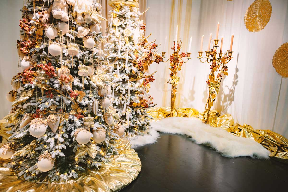 Vánoční stromek zaplněný množstvím ozdob a světel, ukazující typickou chybu vizuálního přehlcení.