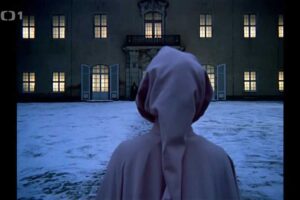 Popelka přichází na nádvoří zámku v zimě