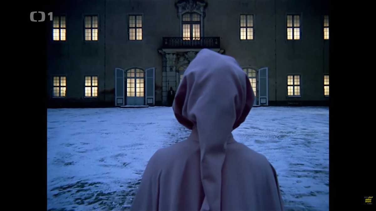 Popelka přichází na nádvoří zámku v zimě