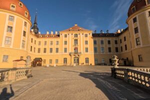 Nádvoří zámku Moritzburg dnes