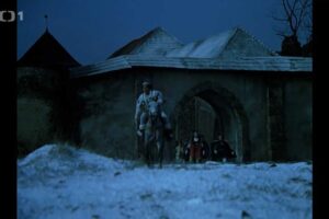 Princ na koni vyráží ze statku Popelky ve filmové scéně