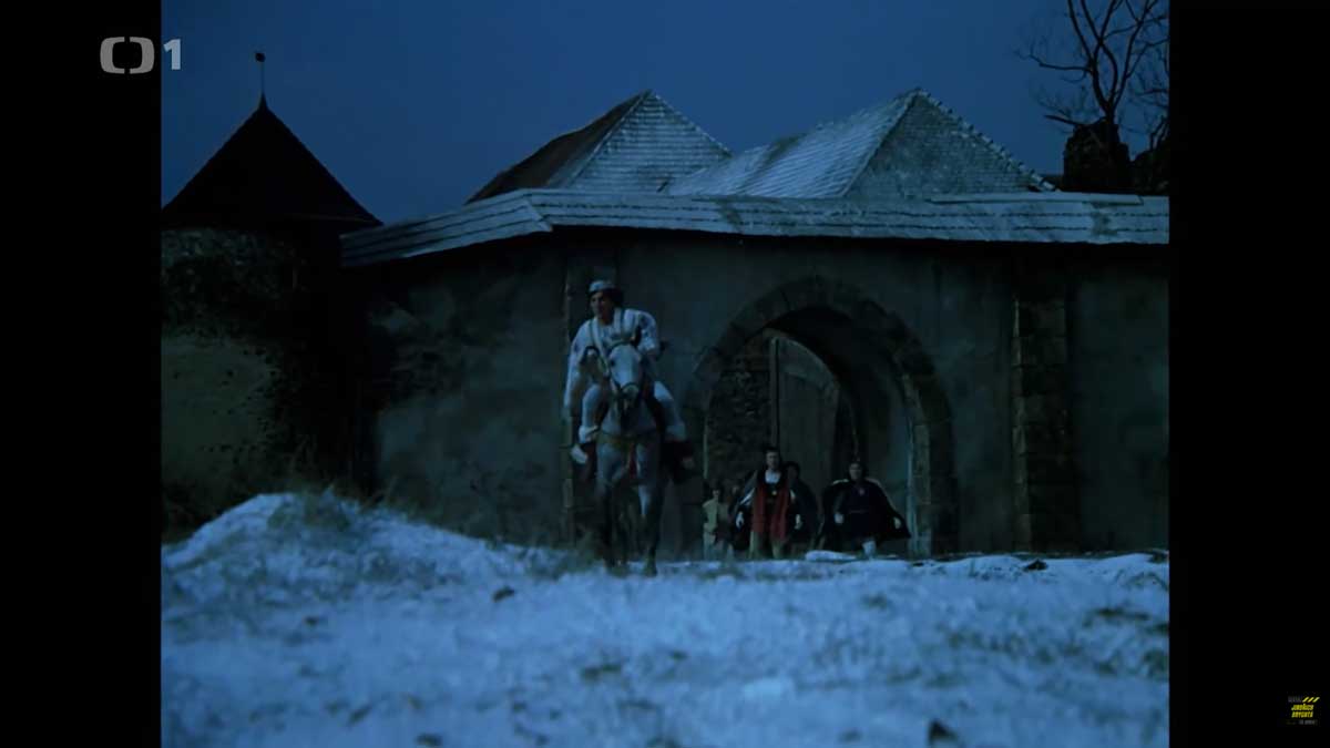 Princ na koni vyráží ze statku Popelky ve filmové scéně