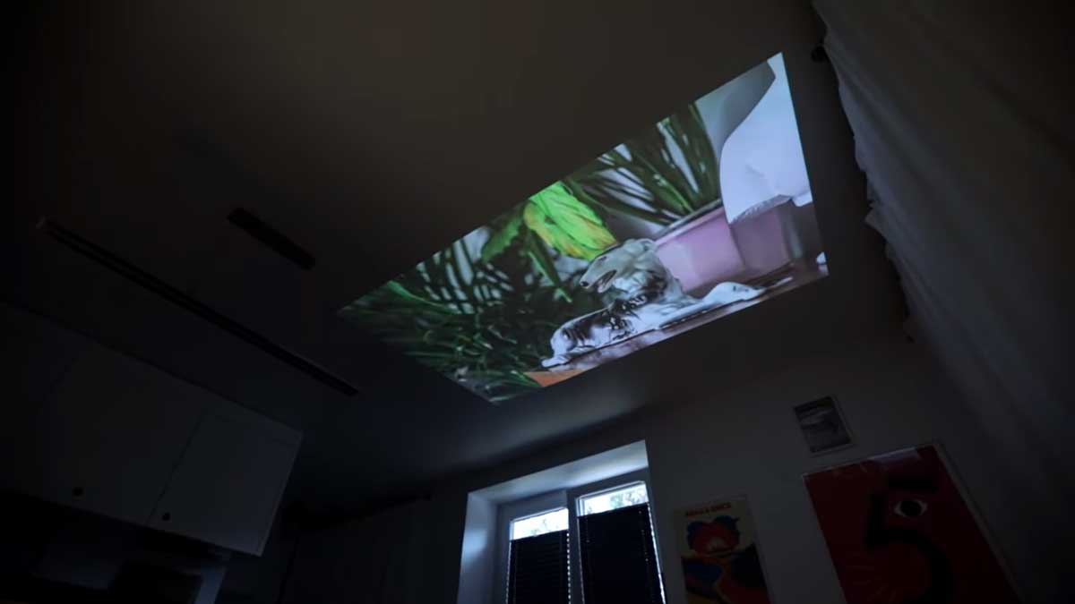 Projekce filmu na strop garsonky místo klasické televize.