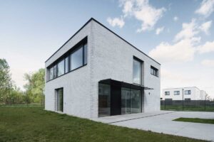 Rodinný dům zasazený v rezidenčním prostředí s prostornou zahradou