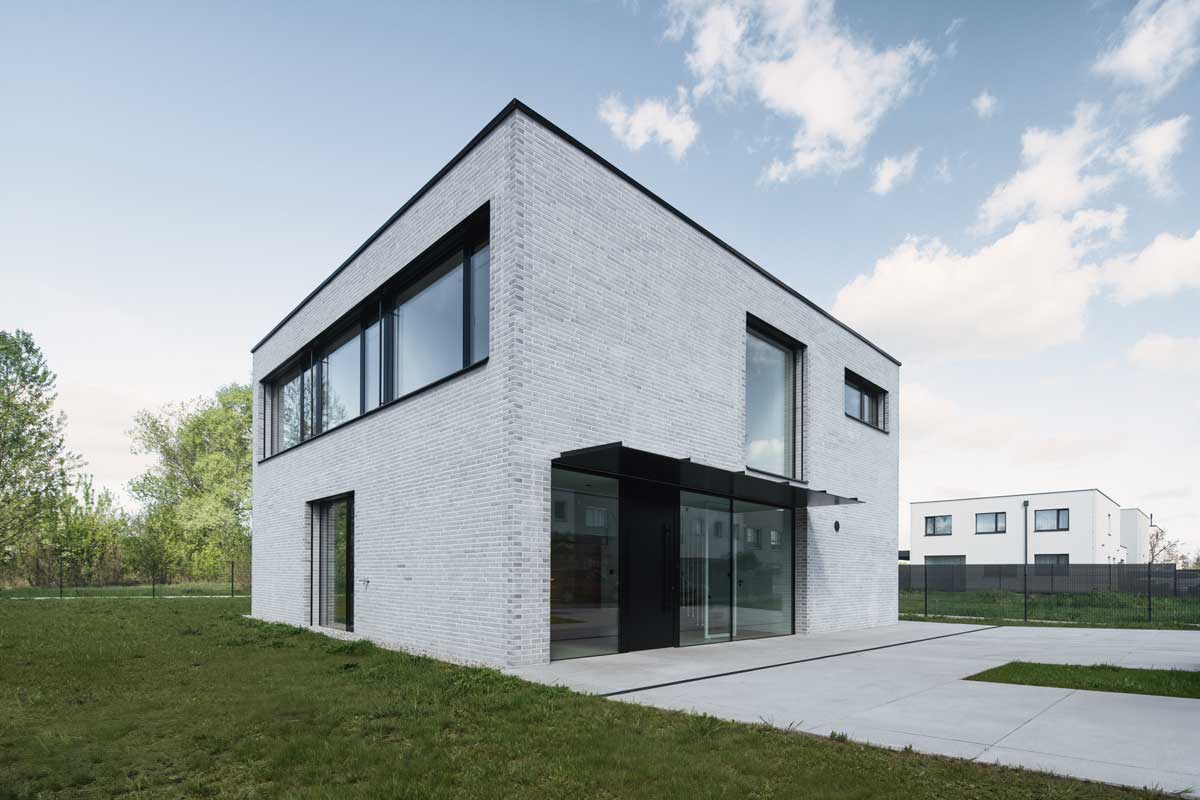 Rodinný dům zasazený v rezidenčním prostředí s prostornou zahradou