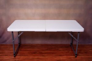 Rozkládací stůl v interiéru malého bytu jako praktické řešení pro sváteční stolování.