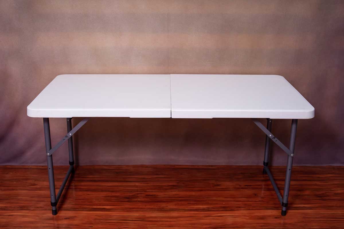 Rozkládací stůl v interiéru malého bytu jako praktické řešení pro sváteční stolování.