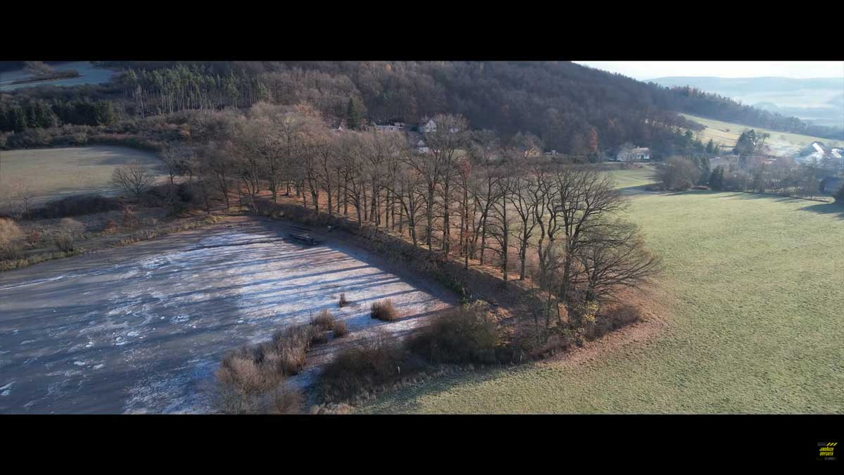 Rybník v Mezihoří, kde macecha s Dorou ve filmu spadly do vody se saněmi