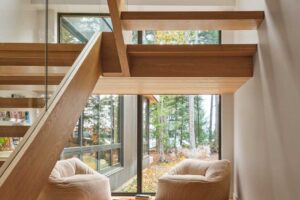 Oddechová zóna pod dřevěným schodištěm s výhledem do lesa