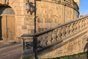 Barokní schodiště u zámku Moritzburg dnes, místo slavné scény se střevíčkem